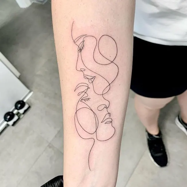 Abstract mom tattoo on the forearm by @lineanera.tattoopiercingstudio