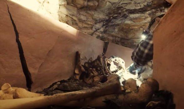 Archaeologists Unearth Enigmatic 4,000-Year-Old Mummy in Burial Chamber, Baffling Experts – Hot News Daily