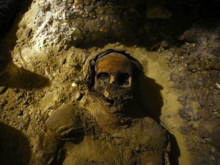 Archaeologists Unearth Enigmatic 4,000-Year-Old Mummy in Burial Chamber, Baffling Experts – Hot News Daily